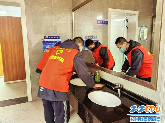 收拾洗手台,用心爱护环境 收拾洗手台,用心爱护环境