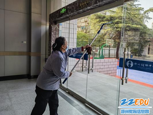 擦拭玻璃门,创设干净环境 擦拭玻璃门,创设干净环境