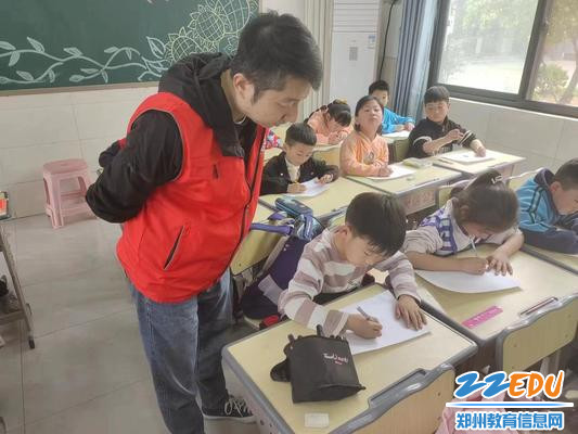 师童老师引导学生创作 师童老师引导学生创作