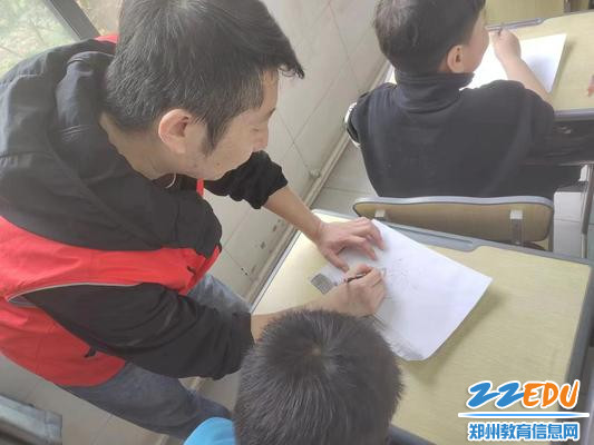 师童老师在课堂上为学生绘画进行指导 师童老师在课堂上为学生绘画进行指导