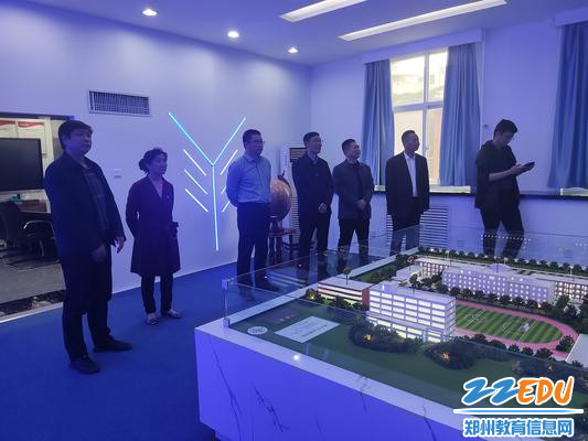 3郑州市金融学校校长付强、党委书记都亚萍陪同参观大数据分析中心 3郑州市金融学校校长付强、党委书记都亚萍陪同参观大数据分析中心