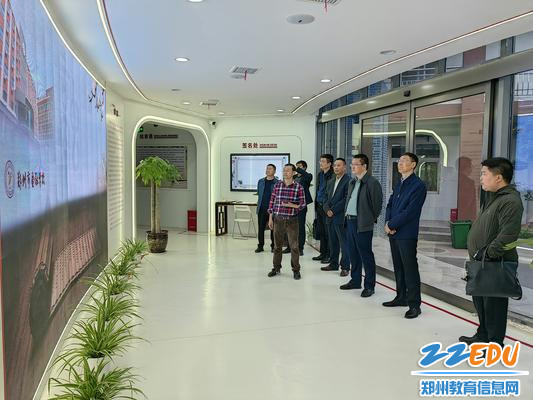 6陪同参观校史馆 6陪同参观校史馆