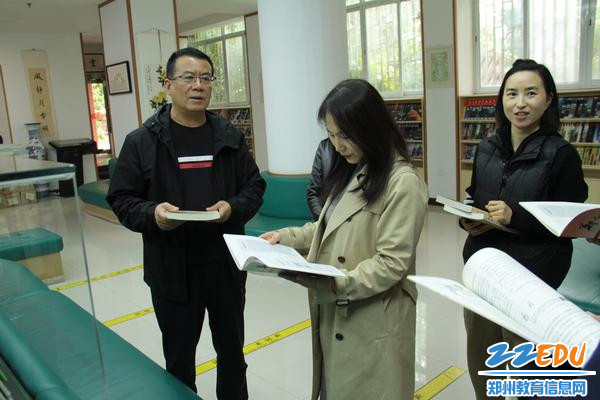 参观图书馆 参观图书馆