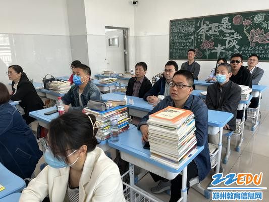 老师们认真学习多媒体使用细则 老师们认真学习多媒体使用细则