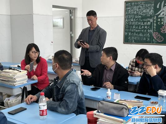 老师们讨论多媒体设备使用方法 老师们讨论多媒体设备使用方法