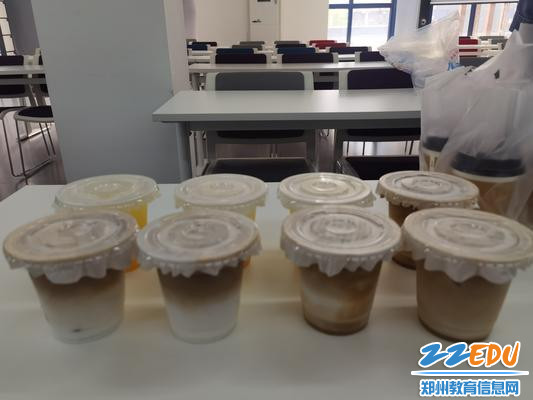 学校“一杯半”咖啡社负责人周阳和杨雪，精心为大家准备了自制的咖啡
