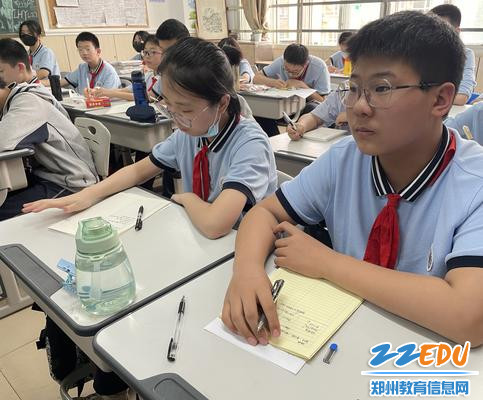 学生认真倾听,用心记录 学生认真倾听,用心记录