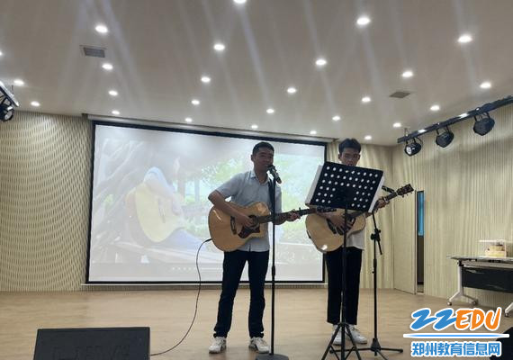 2师生表演吉他弹唱《早安财贸》