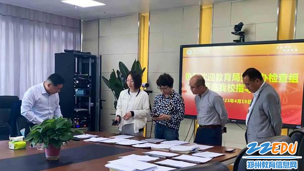 1检查组认真查阅审核资料 1检查组认真查阅审核资料