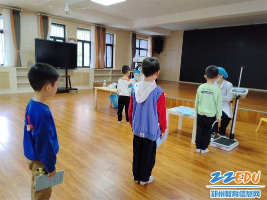 1+“安静配合医生检查。” 1+“安静配合医生检查。”