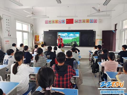 2杨丽丽老师讲授“中华小茶人”