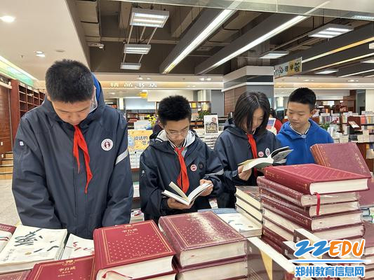 孩子们正挑选图书 孩子们正挑选图书