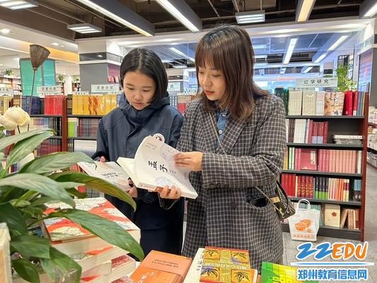 孩子和家长一起认真挑选图书 孩子和家长一起认真挑选图书