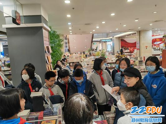 王瑞芳老师与学生交流中 王瑞芳老师与学生交流中