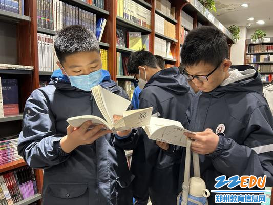 学生们在讨论中 学生们在讨论中