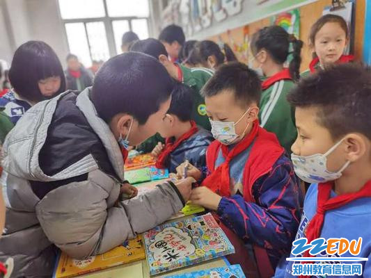 图书热卖现场 (1) 图书热卖现场 (1)