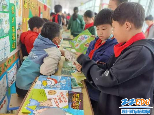 图书热卖现场 (2) 图书热卖现场 (2)