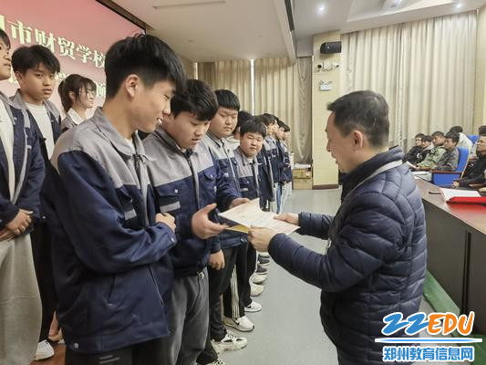 7.学校副校长陈晓云为在劳动中表现优秀的学生颁奖
