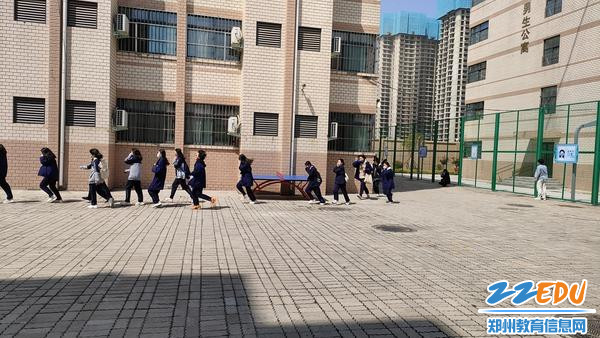 学生们在航海校区宿舍进行消防疏散演练 学生们在航海校区宿舍进行消防疏散演练