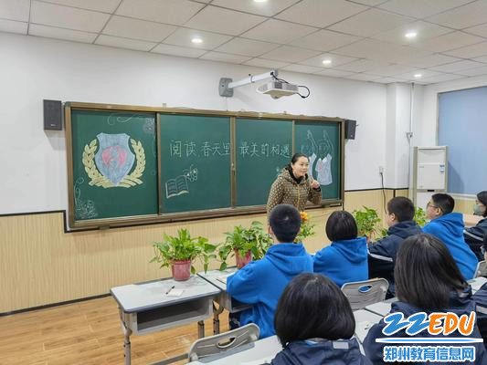 政教处主任孟光明在班长例会时做表演指导 政教处主任孟光明在班长例会时做表演指导