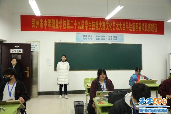 2郑州市职业技术教育教研室培训部主任李洋巡视考场