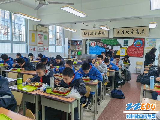 5参观学生用餐现场 5参观学生用餐现场