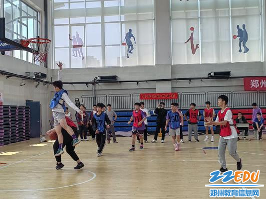 队员们奋力拼搏