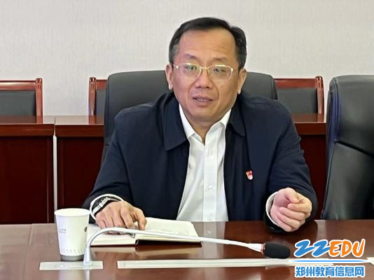 党委书记魏勇对郭建明数十年为教育事业和学校发展付出的汗水、心血和智慧表示衷心感谢