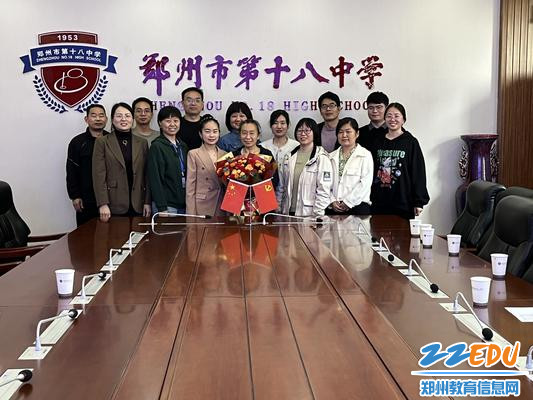 与会数学组老师同郭建明老师合影留念