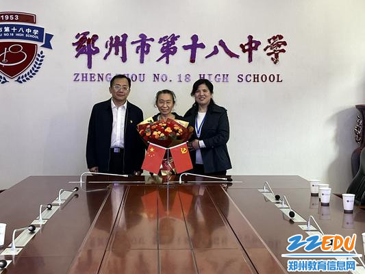 校领导和郭建明老师合影留念