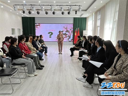 凤凰双语副校长邢桂琴为教师答疑解惑 凤凰双语副校长邢桂琴为教师答疑解惑