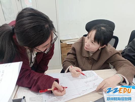 传道、授业、解惑，是教师的天职。在学生发展的过程中，教师是指导者、陪伴者、支持者、见证者。学生的每一份进步与成长，都离不开师生双方共同的努力。青丝与白发的转化间，悄然见证了岁月的流转，也见证着爱心与责任的流传。