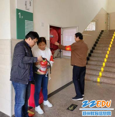 2.检查灭火器和消防箱 2.检查灭火器和消防箱