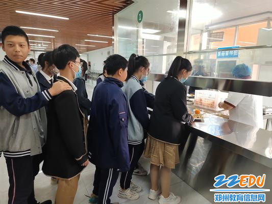 5.最美的就餐风景——孩子们有序排队、文明就餐 5.最美的就餐风景——孩子们有序排队、文明就餐