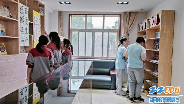 学生参观禁毒作品展 学生参观禁毒作品展