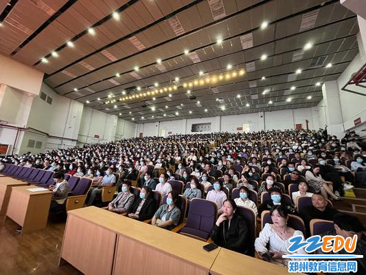 家长们齐聚报告厅聆听家庭教育