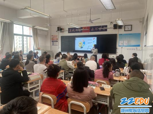 班主任向在座家长汇报班级情况