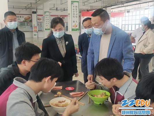 王利霞询问学生饭菜质量