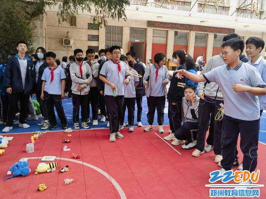 好玩有趣的套圈现场 好玩有趣的套圈现场