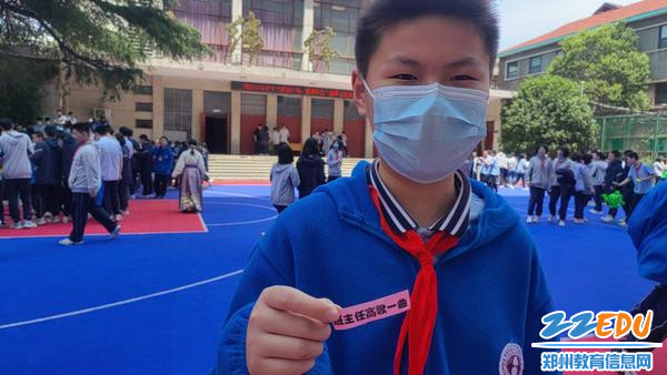 抽盲盒后开心的笑容 抽盲盒后开心的笑容