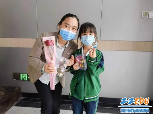 奉献爱心的母女俩 奉献爱心的母女俩