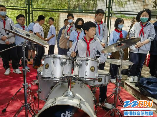 义卖现场的架子鼓表演 义卖现场的架子鼓表演