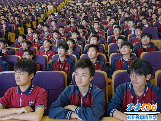 现场学生认真倾听本次讲座