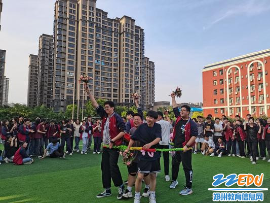 弹力拉力圈接力—接住班主任的花环了