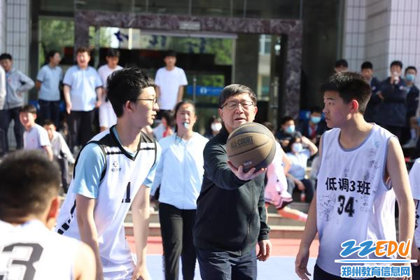 金水区经纬学校校长胡耀平为校园篮球决赛开球 金水区经纬学校校长胡耀平为校园篮球决赛开球
