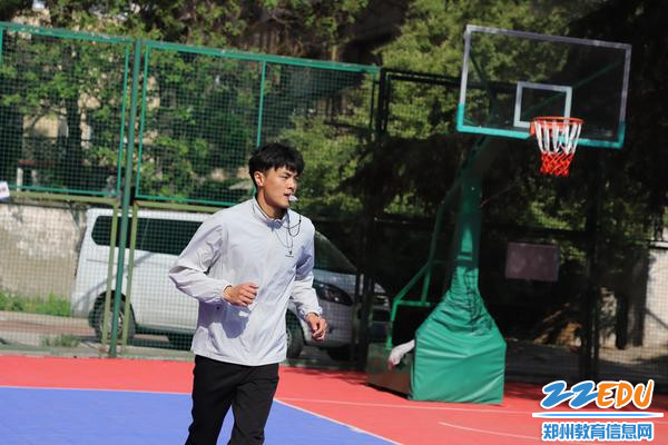 裁判公正判罚,保障比赛完美进行 裁判公正判罚,保障比赛完美进行