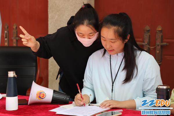 计分裁判认真记录比赛过程 计分裁判认真记录比赛过程