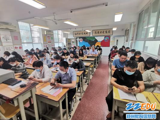 家长们认真填写问卷 家长们认真填写问卷