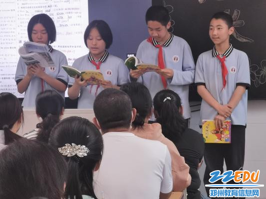 学生为家长们汇报学习情况 学生为家长们汇报学习情况