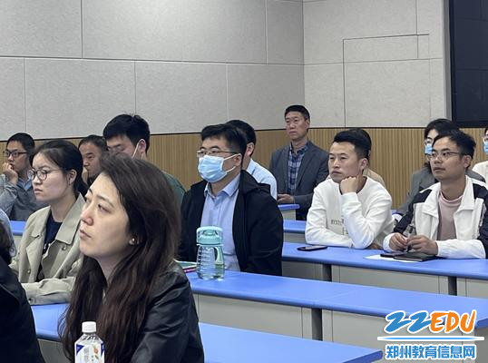 全体一线教师参会并认真学习